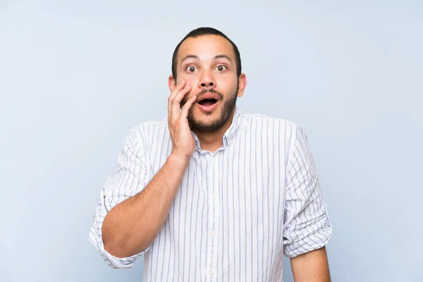 Colombiano Homem Sobre Isolado Parede Azul Com Surpresa Chocado Expressão — Fotografia de Stock