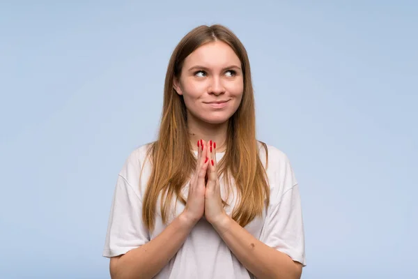 Young Woman Blue Wall Scheming Something — Stock Photo, Image