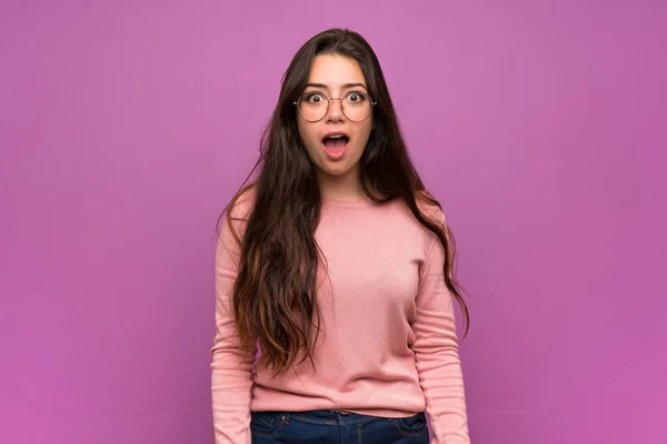 Menina Adolescente Sobre Parede Roxa Com Expressão Facial Surpresa — Fotografia de Stock
