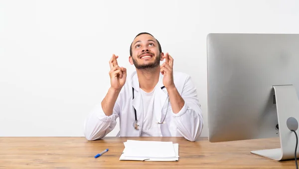 Doctor Colombiano Con Dedos Cruzando Deseando Mejor —  Fotos de Stock