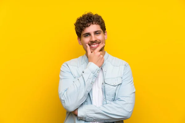 Homem Loiro Sobre Isolado Parede Amarela Rindo — Fotografia de Stock