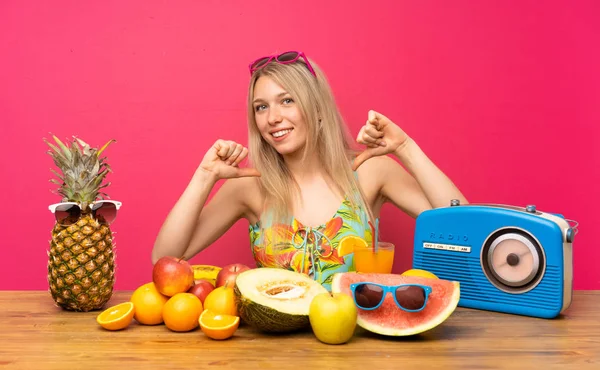 Mujer Rubia Joven Con Montón Frutas Orgullosas Auto Satisfechas — Foto de Stock
