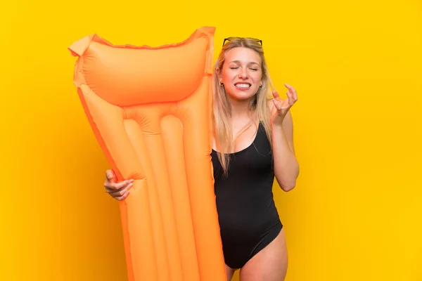 Mujer Joven Traje Baño Sobre Fondo Amarillo Molesto Enojado Gesto — Foto de Stock