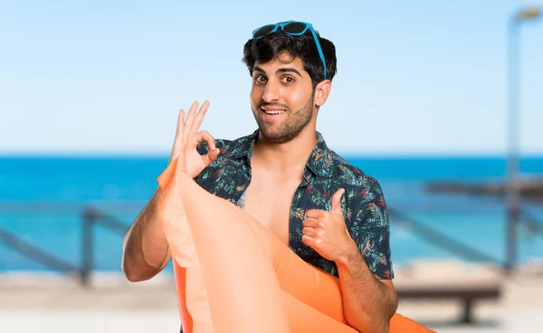 Άνθρωπος Κορμούς Δείχνει Πινακίδα Και Αντίχειρας Επάνω Χειρονομία Στην Παραλία — Φωτογραφία Αρχείου