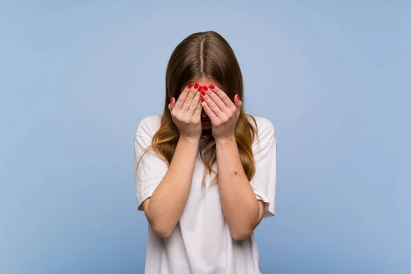 Jovem Mulher Sobre Parede Azul Com Expressão Cansada Doente — Fotografia de Stock