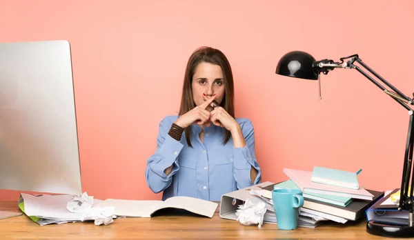 Joven Estudiante Mostrando Gesto Silencio — Foto de Stock