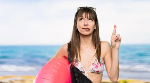 Молода Жінка Бікіні Пальцями Перетинає Бажає Кращого Пляжі — стокове фото