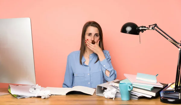 Chica Estudiante Joven Cubriendo Boca Con Las Manos — Foto de Stock