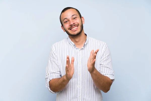 Kolumbianischer Mann Über Isolierte Blaue Wand Applaudiert Nach Vortrag Einer — Stockfoto