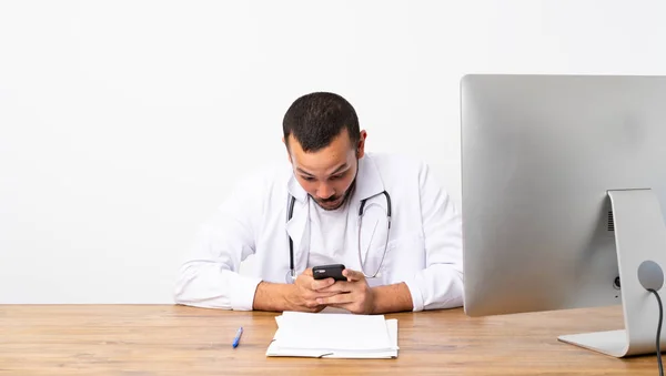 Arzt Kolumbianischer Mann Überrascht Und Sendet Eine Nachricht — Stockfoto