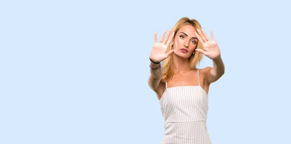 Jovem Loira Fazendo Parar Gesto Decepcionado Com Fundo Azul Isolado — Fotografia de Stock