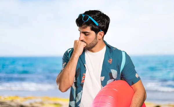 Hombre Con Baúles Dudando Playa —  Fotos de Stock