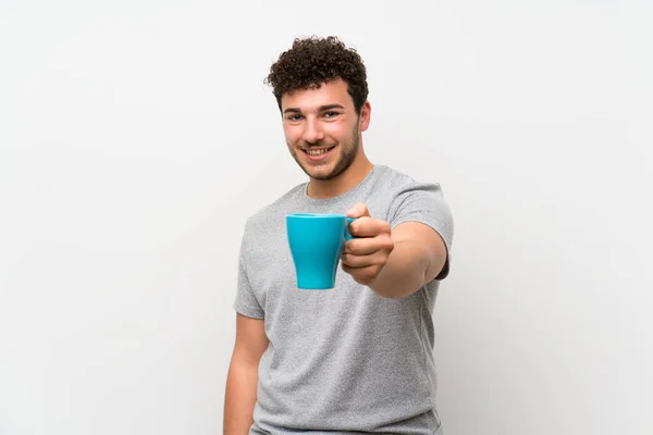 Man Met Krullend Haar Geïsoleerde Muur Houden Hete Kopje Koffie — Stockfoto