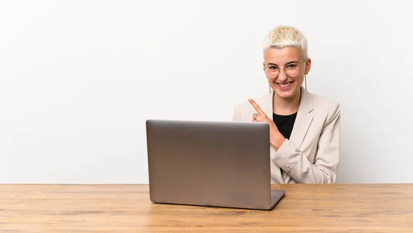 Tonåring Flicka Med Kort Hår Med Bärbar Dator Som Pekar — Stockfoto