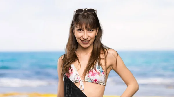 Junge Frau im Bikini — Stockfoto