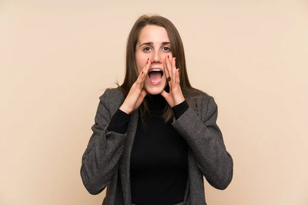 Young Woman Isolated Wall Shouting Mouth Wide Open — Stock Photo, Image
