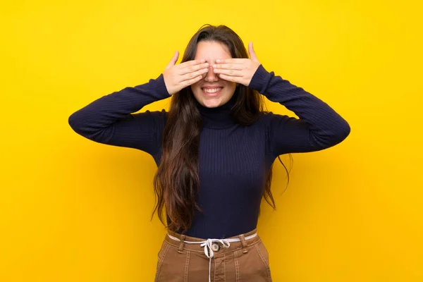 Ragazza Adolescente Oltre Isolato Parete Gialla Che Copre Gli Occhi — Foto Stock