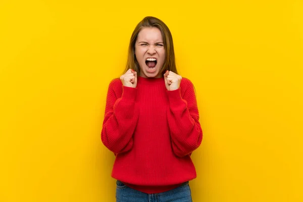 Jonge Vrouw Gele Muur Gefrustreerd Door Een Slechte Situatie — Stockfoto