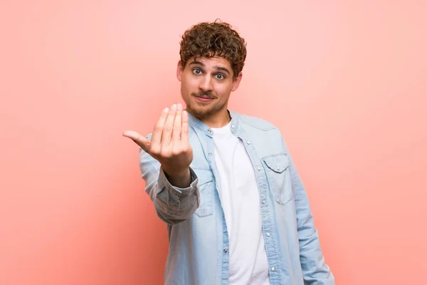 Blonder Mann Über Pinkfarbener Wand Der Einlädt Mit Der Hand — Stockfoto