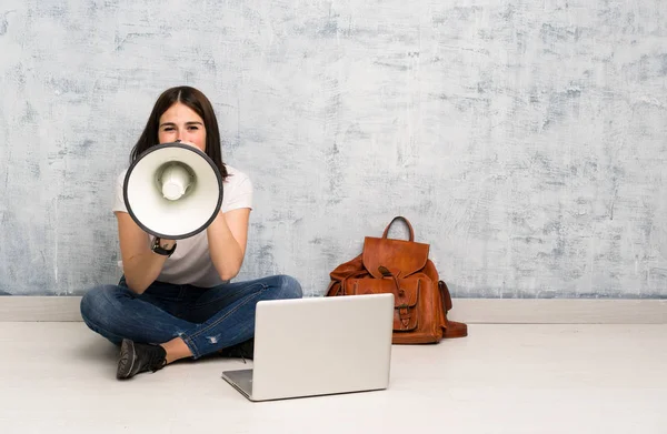 Student Vrouw Zittend Vloer Schreeuwen Door Een Megafone — Stockfoto