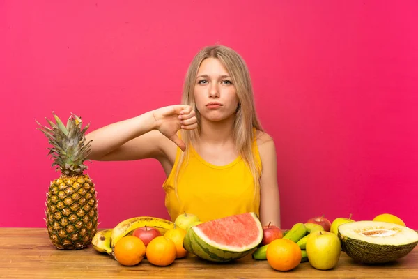 Jeune Femme Blonde Avec Beaucoup Fruits Montrant Pouce Vers Bas — Photo