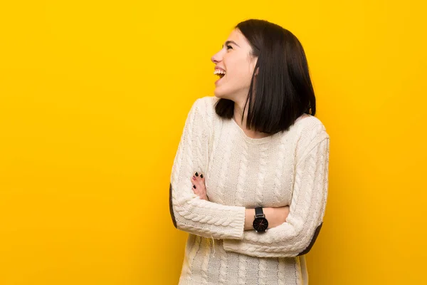 Jonge Vrouw Geïsoleerde Gele Muur Gelukkig Glimlachend — Stockfoto