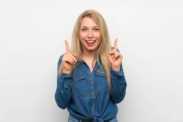 Jonge Blonde Vrouw Geïsoleerde Witte Muur Wijzend Een Geweldig Idee — Stockfoto