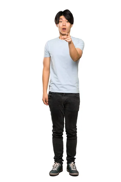 Tiro Completo Homem Asiático Com Camisa Azul Surpreso Apontando Frente — Fotografia de Stock