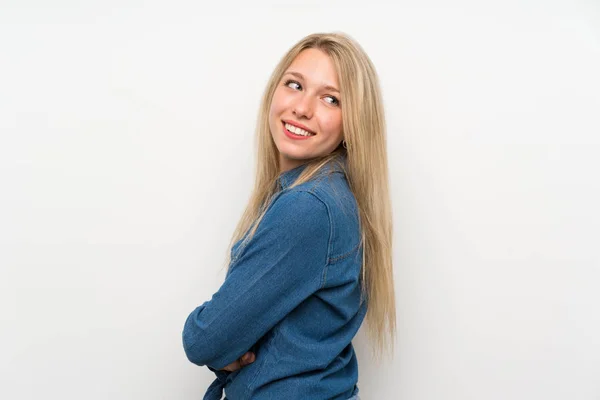 Giovane Donna Bionda Oltre Isolato Muro Bianco Con Braccia Incrociate — Foto Stock