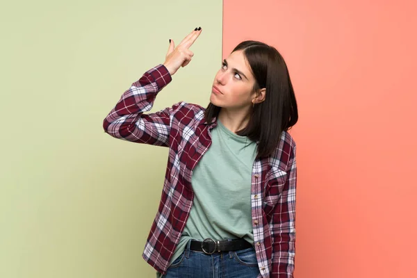 Jonge Vrouw Geïsoleerde Kleurrijke Muur Met Problemen Het Maken Van — Stockfoto