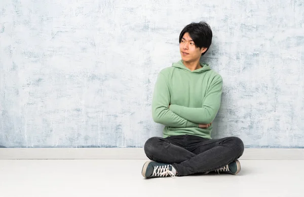 Asiatische Mann Sitzt Auf Dem Boden Porträt — Stockfoto