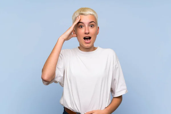 Menina Adolescente Com Cabelos Brancos Curtos Sobre Parede Azul Acaba — Fotografia de Stock