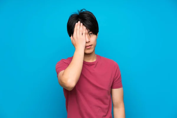 Asiatischer Mann Mit Rotem Hemd Über Isolierter Blauer Wand Die — Stockfoto