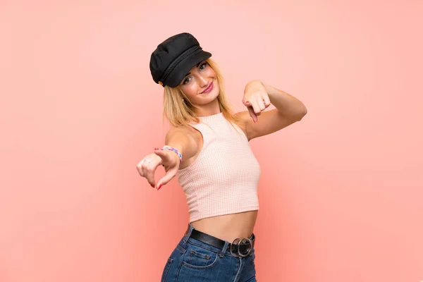 Junge Blonde Frau Mit Hut Zeigt Lächelnd Mit Dem Finger — Stockfoto