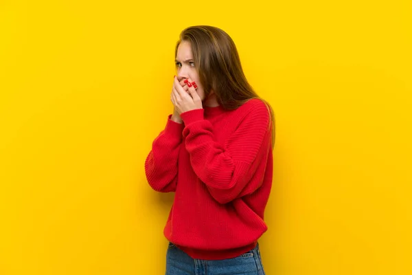 Junge Frau Über Eine Gelbe Wand Die Den Mund Bedeckt — Stockfoto