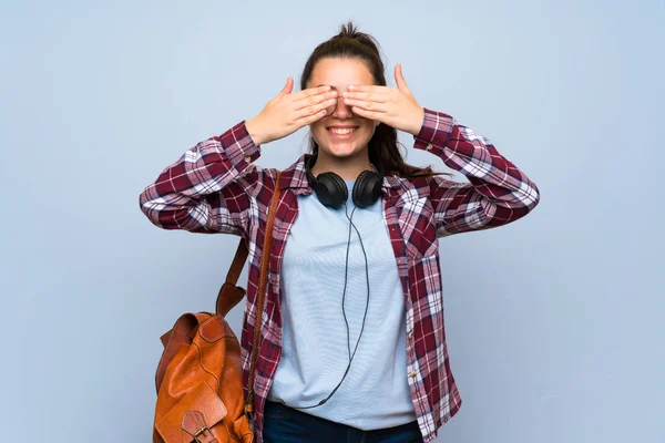 Tiener Student Meisje Geïsoleerde Blauwe Wandbekleding Ogen Door Handen — Stockfoto