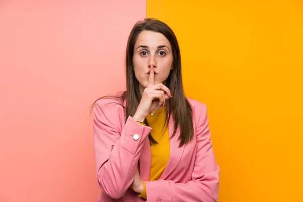 Mujer Joven Con Traje Rosa Sobre Fondo Colorido Haciendo Gesto —  Fotos de Stock