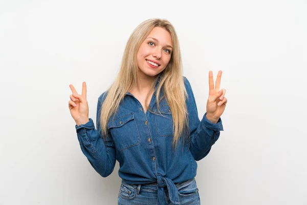 Giovane Donna Bionda Oltre Isolato Muro Bianco Mostrando Segno Vittoria — Foto Stock