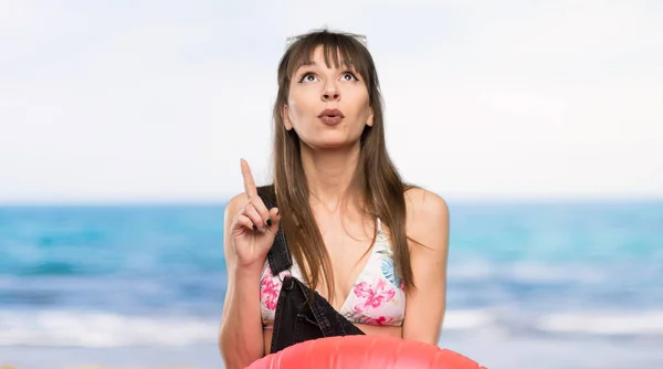 Young Woman Bikini Surprised Pointing Beach — 스톡 사진