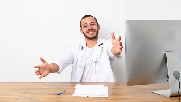 Medico Colombiano Uomo Che Presenta Invita Venire Con Mano — Foto Stock