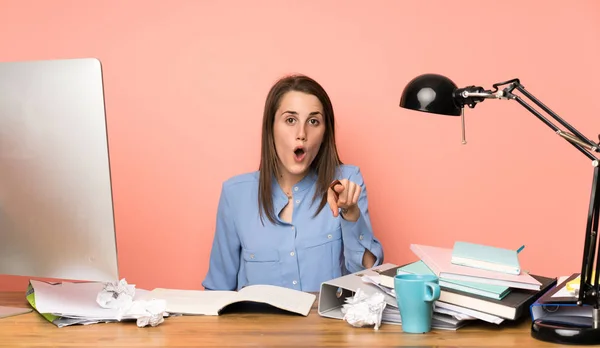 Joven Estudiante Chica Sorprendida Apuntando Frente — Foto de Stock