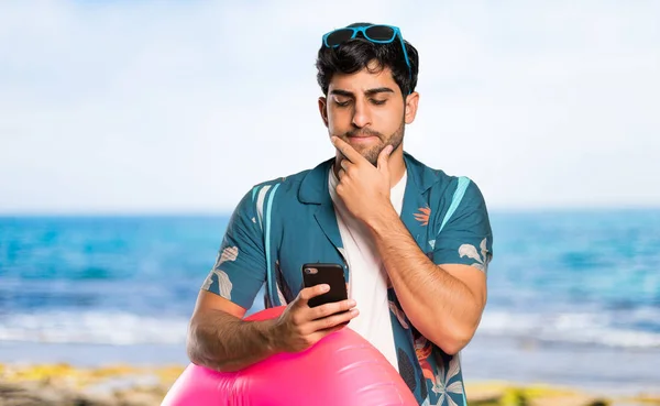 Homem Troncos Pensando Enviando Uma Mensagem Praia — Fotografia de Stock