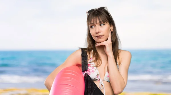 Jonge Vrouw Bikini Kijkend Naar Zijkant Aan Het Strand — Stockfoto