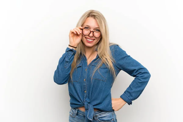 Junge Blonde Frau Über Isolierte Weiße Wand Mit Brille Und — Stockfoto