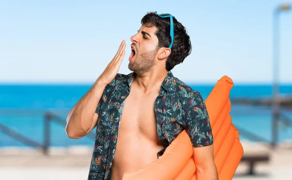 Hombre Troncos Bostezando Cubriendo Boca Abierta Con Mano Playa —  Fotos de Stock