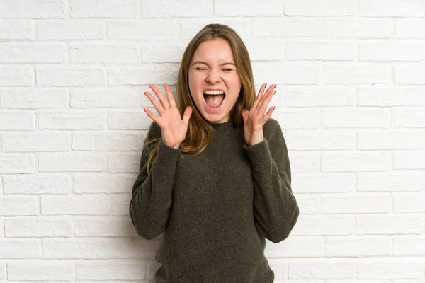 Giovane Donna Sopra Muro Mattoni Bianchi Ridere — Foto Stock