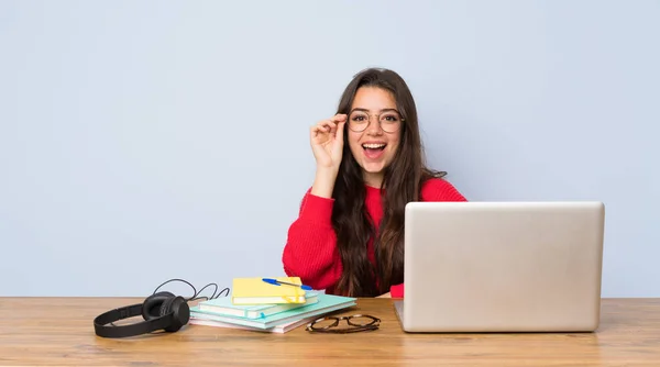 Tiener Student Meisje Studeren Een Tafel Met Glazen Verrast — Stockfoto