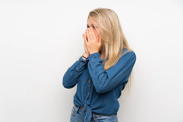 Mujer Rubia Joven Sobre Pared Blanca Aislada Cubriendo Boca Mirando —  Fotos de Stock