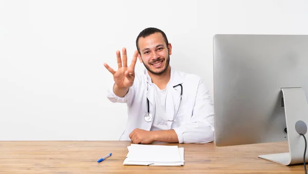 Doktor Kolumbijski Człowiek Szczęśliwy Licząc Cztery Palcami — Zdjęcie stockowe