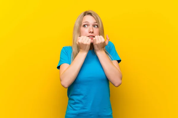 Jong Blond Vrouw Geïsoleerde Geel Achtergrond Nerveus Bang Zetten Handen — Stockfoto